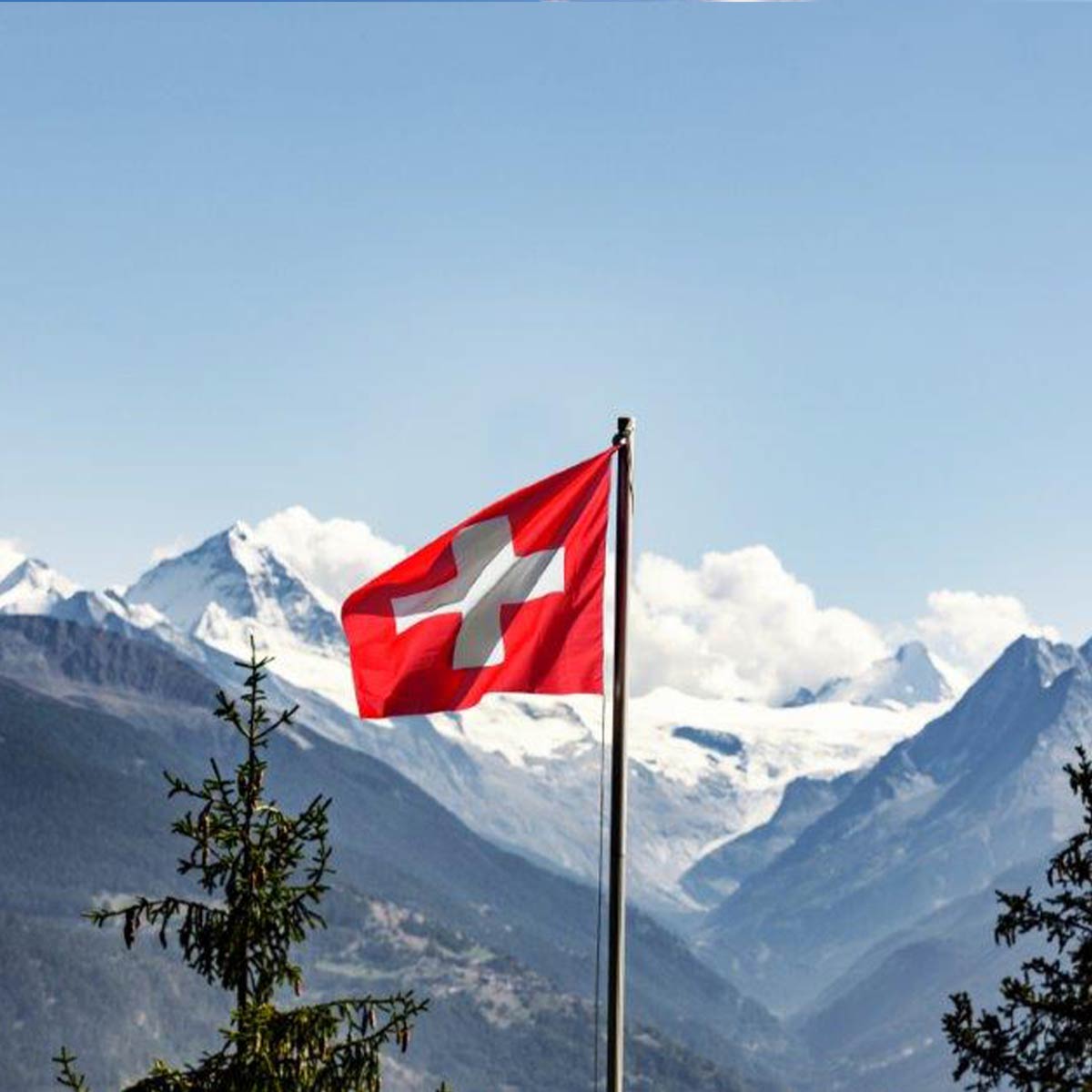 Schweizflagge in den Bergen